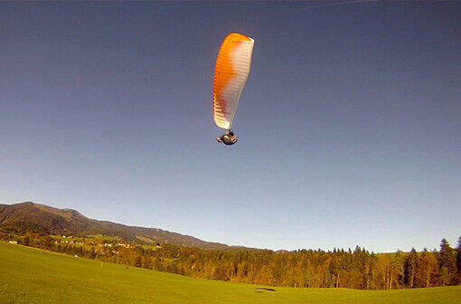 Die Paragliderin war kurz nach
dem Start zu nahe an eine Baumgruppe geraten und hatte sich mit ihrem
Gleitschirm in der Krone der Buche verheddert.(Symbolbild).