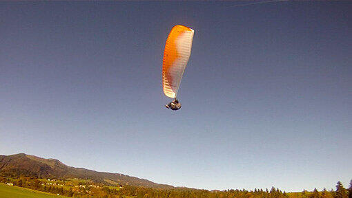 Die Paragliderin war kurz nach
dem Start zu nahe an eine Baumgruppe geraten und hatte sich mit ihrem
Gleitschirm in der Krone der Buche verheddert.(Symbolbild). Die Paragliderin war kurz nach
dem Start zu nahe an eine Baumgruppe geraten und hatte sich mit ihrem
Gleitschirm in der Krone der Buche verheddert.(Symbolbild).
