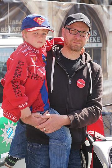 Sozialpädagoge Markus Stöger (46) mit Sohn Paul (5) : &bdquo;Ich fühle mich ausgehungert und hingehalten von der Politik. Meinen Sohn nehme ich bei den Streiks mit.&ldquo;