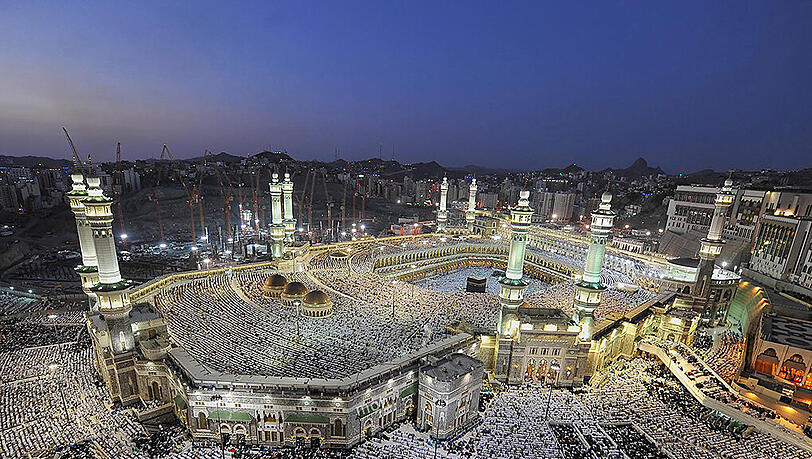 Die Al-Masdschid al-Haram Moschee in Mekka (Saudi-Arabien) ist die wichtigste Moschee des Islam. Die Al-Masdschid al-Haram Moschee in Mekka (Saudi-Arabien) ist die wichtigste Moschee des Islam.