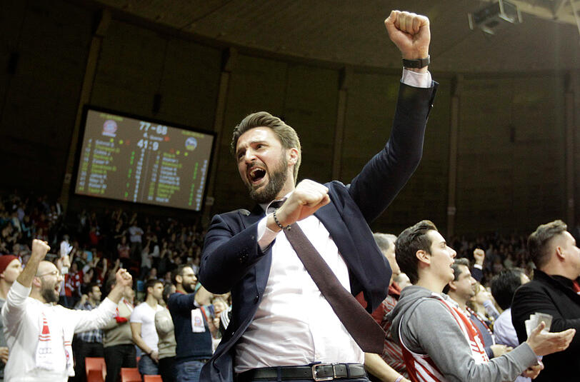 Bayerns Sportdirektor Marco Pesic jubelt beim Sieg der Bayern gegen Alba Berlin.