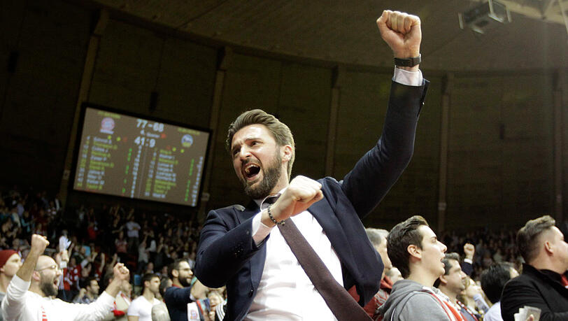 Bayerns Sportdirektor Marco Pesic jubelt beim Sieg der Bayern gegen Alba Berlin. Bayerns Sportdirektor Marco Pesic jubelt beim Sieg der Bayern gegen Alba Berlin.