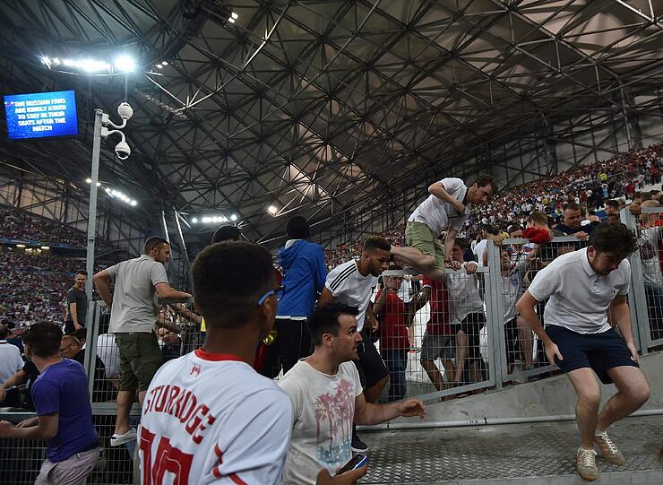 Nach dem EM-Spiel der Russen gegen England kommt es zu heftigen Ausschreitungen. Die schockierenden Bilder aus Marseille.