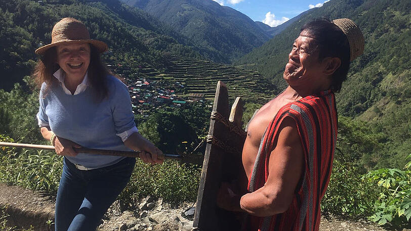 Fröhlicher Schnappschuss: Uschi Dämmrich von Luttitz mit einem Banaue-Bewohner in traditioneller Kleidung.