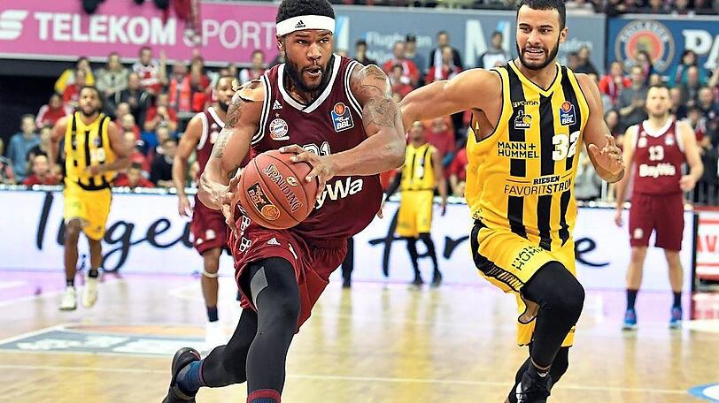 Nicht zu stoppen: Bayerns Basketballer um Devin Booker (l.) besiegen Ludwigsburg um Johannes Thiemann mit 91:70.