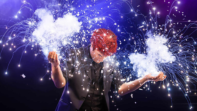 Baut eine coole Gangsterwelt auf: Sebastiano Toma umtost von Pyrotechnik.