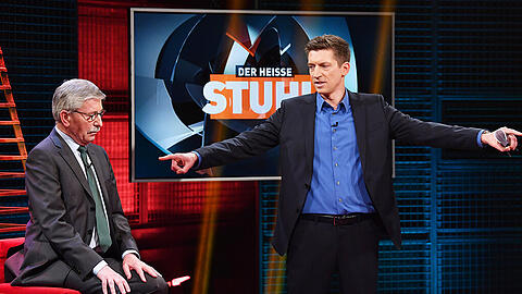 Der ehemalige Politiker und Buchautor Thilo Sarrazin (l) und Moderator Steffen Hallaschka diskutieren am 12.12.2016 in Berlin in der RTL-Talksendung "Der Heiße Stuhl" das Thema "Wie sicher ist Deutschland?".