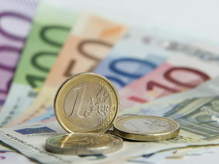 Euro-Münzen auf Euro-Banknoten. Foto: Daniel Reinhardt/Archivbild