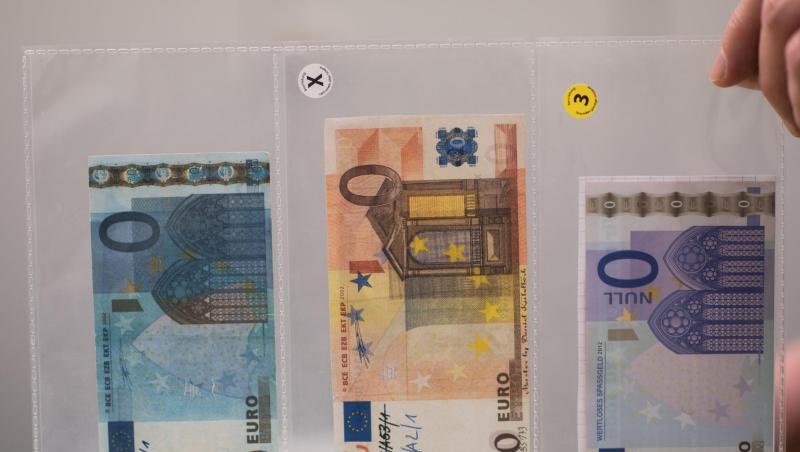 In einer Klarsichtfolie sind drei sichergestellte 0 Euro Fantasie-Banknoten zu sehen. Foto: Andreas Arnold/Archiv In einer Klarsichtfolie sind drei sichergestellte 0 Euro Fantasie-Banknoten zu sehen. Foto: Andreas Arnold/Archiv