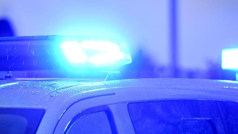 Ein Polizeiwagen steht mit eingeschaltetem Blaulicht. Foto: Carsten Rehder/dpa/Archivbild Ein Polizeiwagen steht mit eingeschaltetem Blaulicht. Foto: Carsten Rehder/dpa/Archivbild