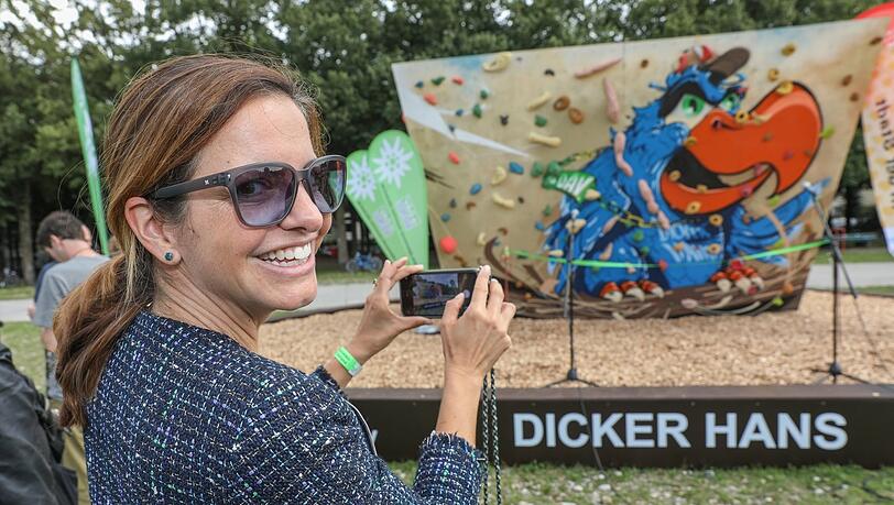 Kommunalreferentin Kristina Frank (CSU), bei der Eröffnung der Boulderwand. Da kann man schon mal ein Foto machen.