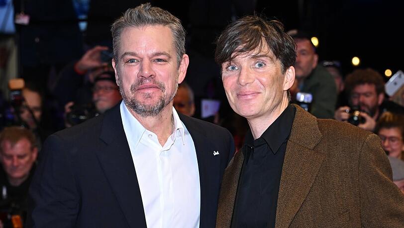Matt Damon (l.) und Cillian Murphy vor dem Berlinale Palast in Berlin.