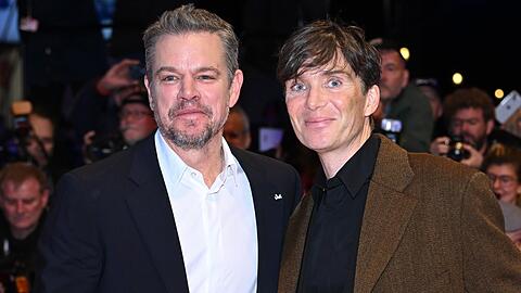 Matt Damon (l.) und Cillian Murphy vor dem Berlinale Palast in Berlin.