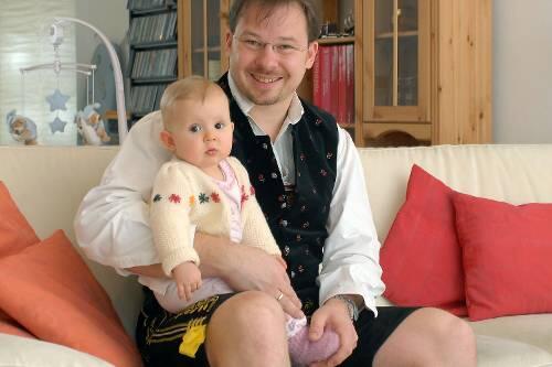 D'Tochter soi boarisch redn: Alexander Seemann mit Tochter Leni (9 1/2 Monate).