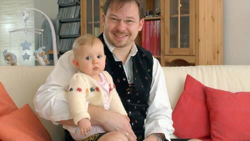 D'Tochter soi boarisch redn: Alexander Seemann mit Tochter Leni (9 1/2 Monate). D'Tochter soi boarisch redn: Alexander Seemann mit Tochter Leni (9 1/2 Monate).