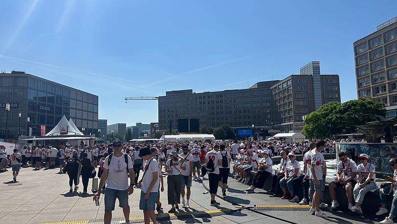 Langsam finden sich immer mehr Fans am Alexanderplatz in Berlin ein. Langsam finden sich immer mehr Fans am Alexanderplatz in Berlin ein.