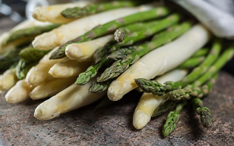 Das Gerücht, dass Spargel giftig ist, wenn man ihn roh isst, hat sich lange gehalten. Doch das stimmt nicht. Greifen Sie aber besser zu sehr dünnen und zarten Stangen. Denn je dicker, umso herber ist das Sommergemüse. Der Geschmack von rohem Spargel erinnert ein wenig an Erbsenschoten. Das Gerücht, dass Spargel giftig ist, wenn man ihn roh isst, hat sich lange gehalten. Doch das stimmt nicht. Greifen Sie aber besser zu sehr dünnen und zarten Stangen. Denn je dicker, umso herber ist das Sommergemüse. Der Geschmack von rohem Spargel erinnert ein wenig an Erbsenschoten.