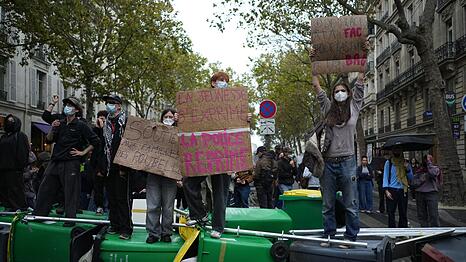 Mitten in Paris errichteten protestierende Studenten Barrikaden.