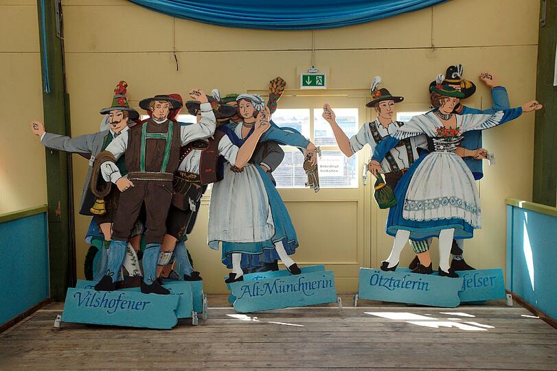 Anwesend, aber noch nicht ganz geordnet: Die  Trachtenfiguren der Ochsenbraterei.