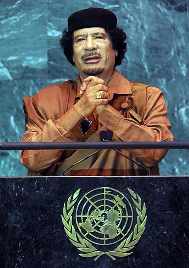 Noch vor zwei Jahren (2009) sprach der libysche Machthaber vor den Vereinten Nationen. Im selben Jahr übernahm Gaddafi den Ratsvorsitz der Afrikanischen Union und forderte dort die "Vereinigten Staaten von Afrika". Außerdem...