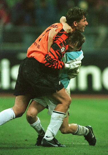 Derby gegen den FC Bayern: Torwart Bernd Meier (l.) und Manfred Schwabl vom TSV 1860 Muenchen umarmen sich