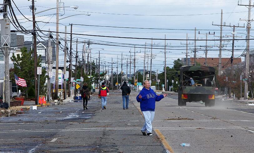 Nach Wirbelsturm &bdquo;Sandy&ldquo; gelten in New York sämtliche Ausnahme-Regelungen. Der Sturm ist zwar weitergezogen, doch Alltag herrscht noch lange nicht. Zu groß sind die Schäden. Die Bilder