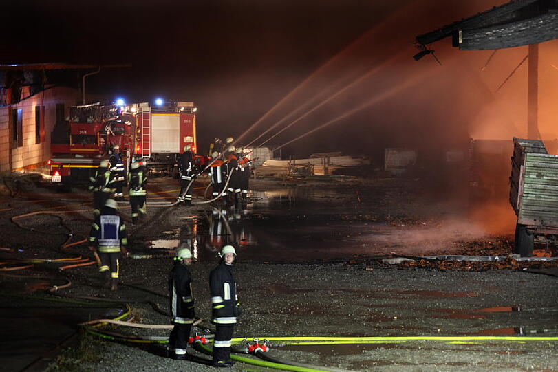 Spektakuläre Bilder: In Gangkofen (Landkreis Rottal-Inn) ist eine Lagerhalle durch ein Feuer vollständig zerstört worden. Die Feuerwehr kämpfte gegen die Flammen.