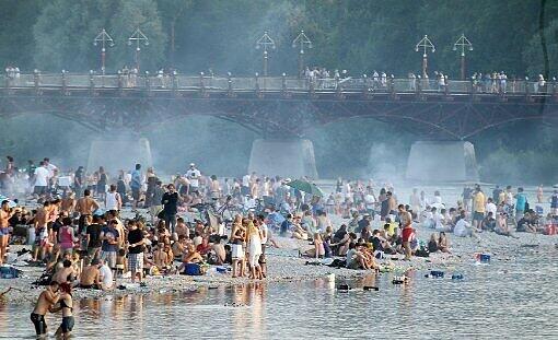 Partymeile: Auf acht Kilometern wird an der Isar gefeiert - pro Saison sammelt die Stadt 117 Tonnen Müll ein.