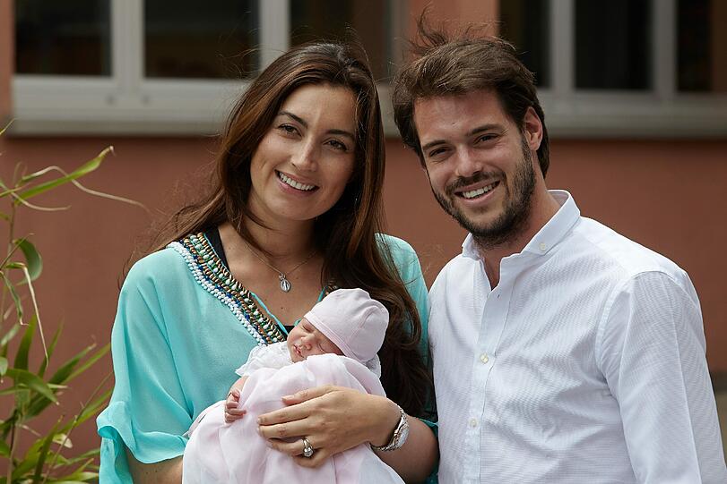 LUXEMBURGS Prinz Félix und Prinzessin Claire präsentierten ihre am 15. Juni 2014 geborene Tochter Amalia zwei Tage später der Öffentlichkeit. Stolz lächelten die Eltern beim Verlassen der Klinik in die Kameras. Während die Prinzessin lieber die Augen schloss.