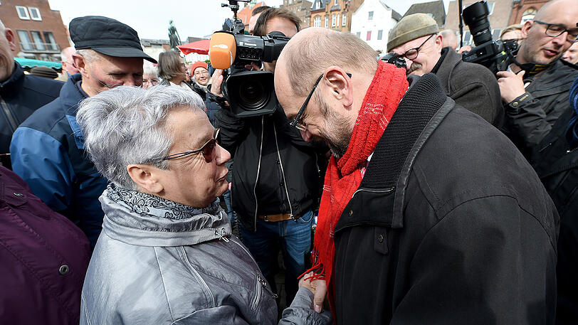 Fernab der großen Bühne präsentiert sich SPD-Kanzlerkandidat derzeit bürgernah, wie hier auf dem Marktplatz in Husum (Schleswig-Holstein).