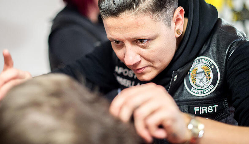 Friseurin Tina macht einem Obdachlosen die Haare schön.