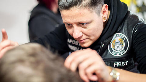 Friseurin Tina macht einem Obdachlosen die Haare schön.