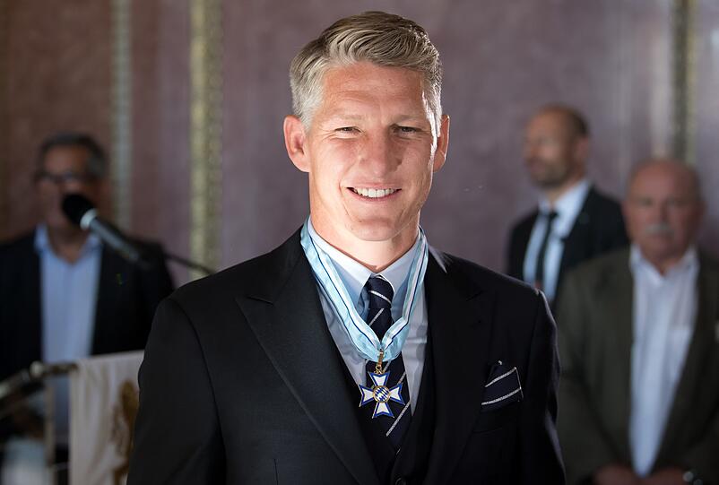 Einmal Weltmeister, einmal Champions-League-Sieger, achtmal deutscher Meister, siebenmal DFB-Pokalsieger und neuerdings stolzer Träger des Bayerischen Verdienstordens: Bastian Schweinsteiger. Die Bilder der Verleihung.
