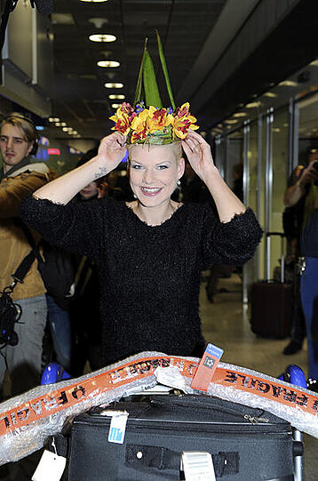 Larissa hat sichtlich ihren BH vergessen, Melanies Zepter zerbricht auf dem Flug und der Wendler ziert sich beim Begrüßungs-Kuss. Die Bilder von der Flughafen-Ankunft der Dschungelcamp-Stars...
