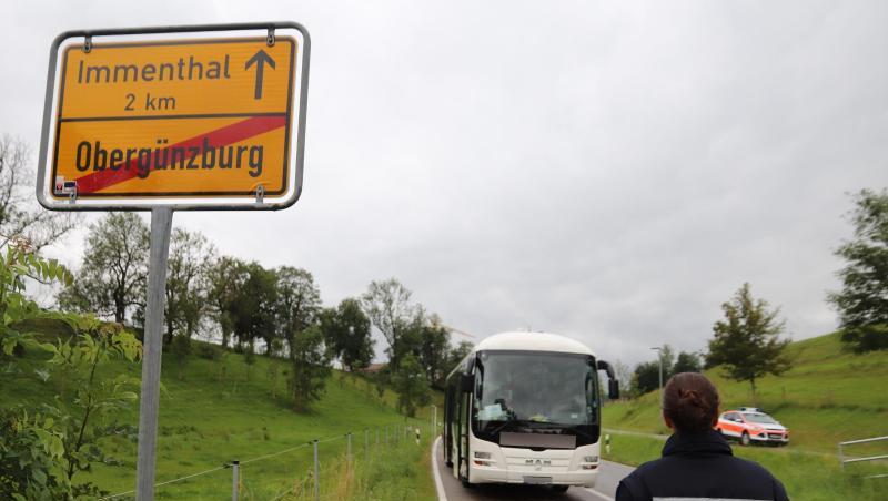 Eine Mitarbeiterin der Kripo geht auf den am Straßenrand stehenden Linienbus zu. Eine Mitarbeiterin der Kripo geht auf den am Straßenrand stehenden Linienbus zu.