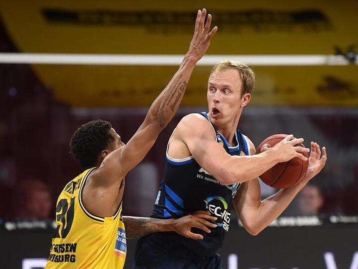 Alba-Profi Luke Sikma (r) schirmt den Ball gegen den Ludwigsburger Thomas Wimbush ab.