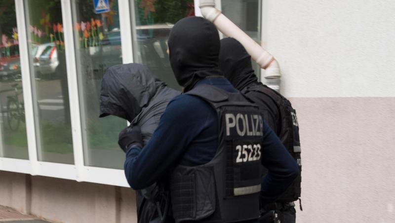 Polizeibeamte führen dreieinhalb Monate nach dem spektakulären Diebstahl einer 100-Kilo-Goldmünze aus dem Berliner Bode-Museum einen Mann ab. Polizeibeamte führen dreieinhalb Monate nach dem spektakulären Diebstahl einer 100-Kilo-Goldmünze aus dem Berliner Bode-Museum einen Mann ab.