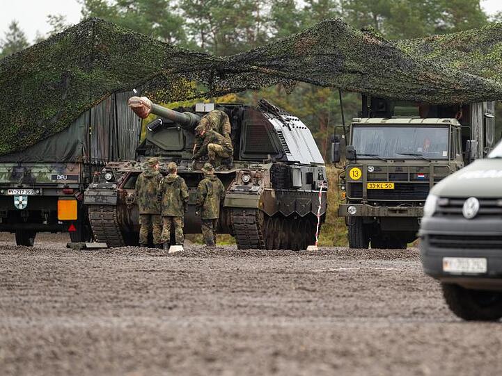 Soldaten der Bundeswehr führen simulierte Wartungsarbeiten durch. Foto: Philipp Schulze/dpa/Archiv