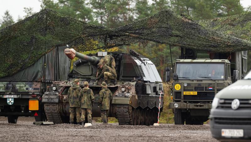 Soldaten der Bundeswehr führen simulierte Wartungsarbeiten durch. Foto: Philipp Schulze/dpa/Archiv Soldaten der Bundeswehr führen simulierte Wartungsarbeiten durch. Foto: Philipp Schulze/dpa/Archiv
