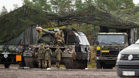 Soldaten der Bundeswehr führen simulierte Wartungsarbeiten durch. Foto: Philipp Schulze/dpa/Archiv