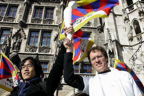 Unterstützt wurden die Demonstranten von Olympiasieger Dieter Baumann (r.) und dem tibetische Marathonläufer Namri Dagyab.