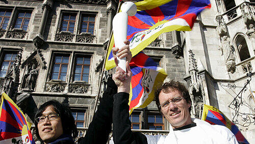 Unterstützt wurden die Demonstranten von Olympiasieger Dieter Baumann (r.) und dem tibetische Marathonläufer Namri Dagyab. Unterstützt wurden die Demonstranten von Olympiasieger Dieter Baumann (r.) und dem tibetische Marathonläufer Namri Dagyab.
