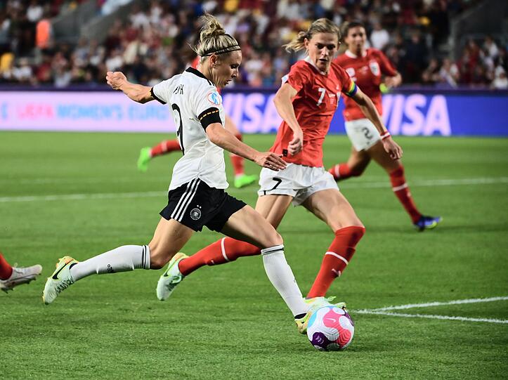 Die DFB-Frauen um Svenja Huth spielten zu Ehren von Uwe Seeler mit Trauerflor.