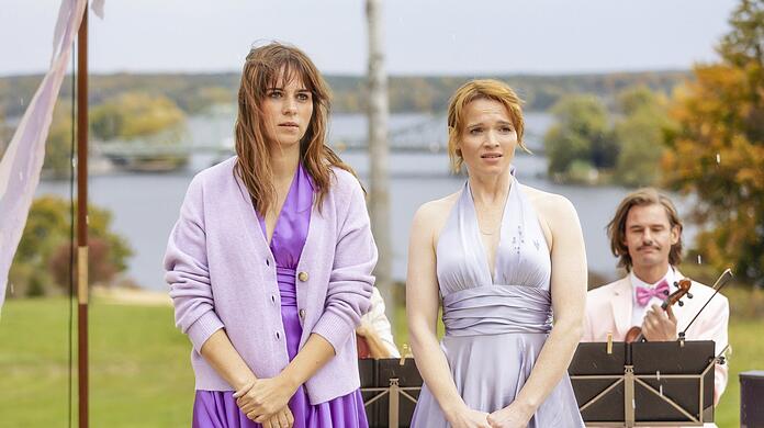 Karoline Herfurth (Mitte) als Karla und Nora Tschirner als Jule in "Einfach mal was Schönes"