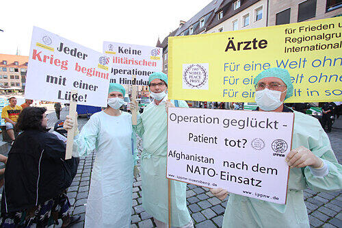 Die Ärzte Dr. Elisabeth Wentzlaff, Dr. Holger Wentzlaff und Prof. Hannes Wandt aus Nürnberg protestierten am Schönen Brunnen gegen das Gelöbnis &ndash; und gegen jeden Krieg auf dieser Welt.