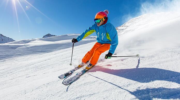 Beim Skifahren sind Kraft, Kondition und Gleichgewicht gefordert.