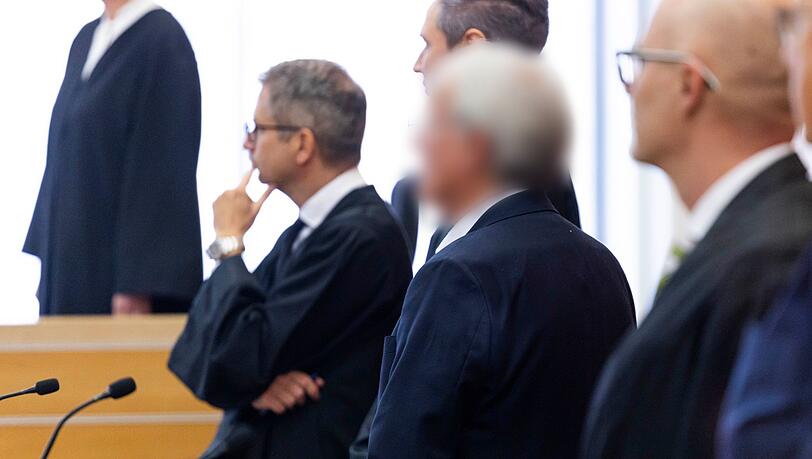 Ein weiterer größerer Prozess zur VW-Dieselaffäre hat in Braunschweig begonnen. Die Verlesung der Anklageschrift verzögerte sich aber. Ein weiterer größerer Prozess zur VW-Dieselaffäre hat in Braunschweig begonnen. Die Verlesung der Anklageschrift verzögerte sich aber.