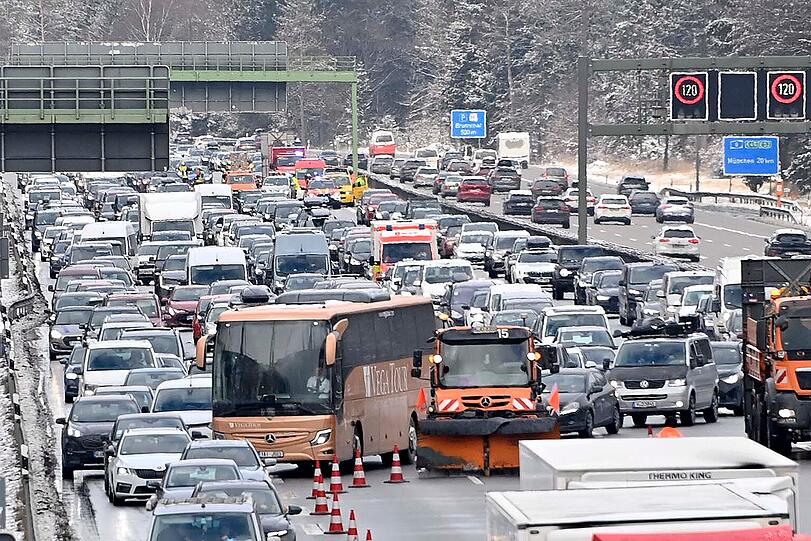 Die A8 waren &uuml;ber eine Stunden komplett in Richtung Salzburg gesperrt.