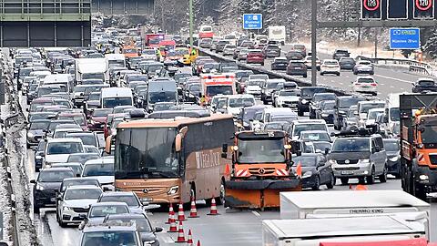 Die A8 war &uuml;ber eine Stunde komplett in Richtung Salzburg gesperrt.