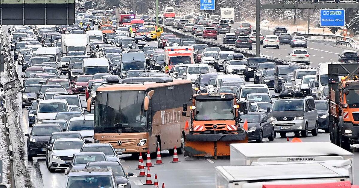 Nach-Massenkarambolage-Vollsperrung-auf-der-A8